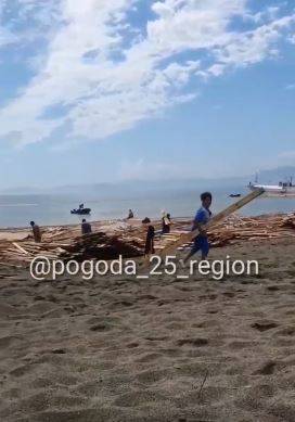 "Скоро и щепок не останется": приморцы растаскивают потерянный судном дорогостоящий груз