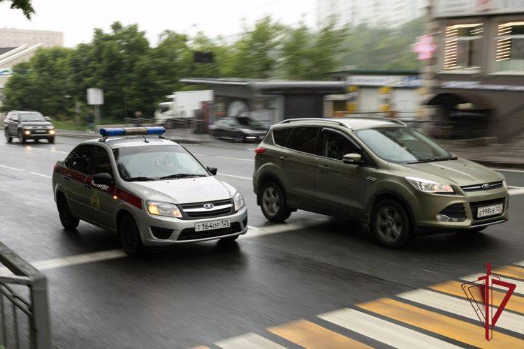 Пьяная леди на Mazda Axela устроила ДТП и скрылась с места происшествия в Приморье