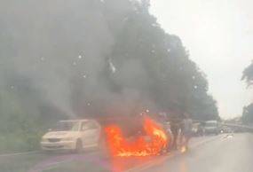 Автомобиль полыхает на трассе во Владивостоке