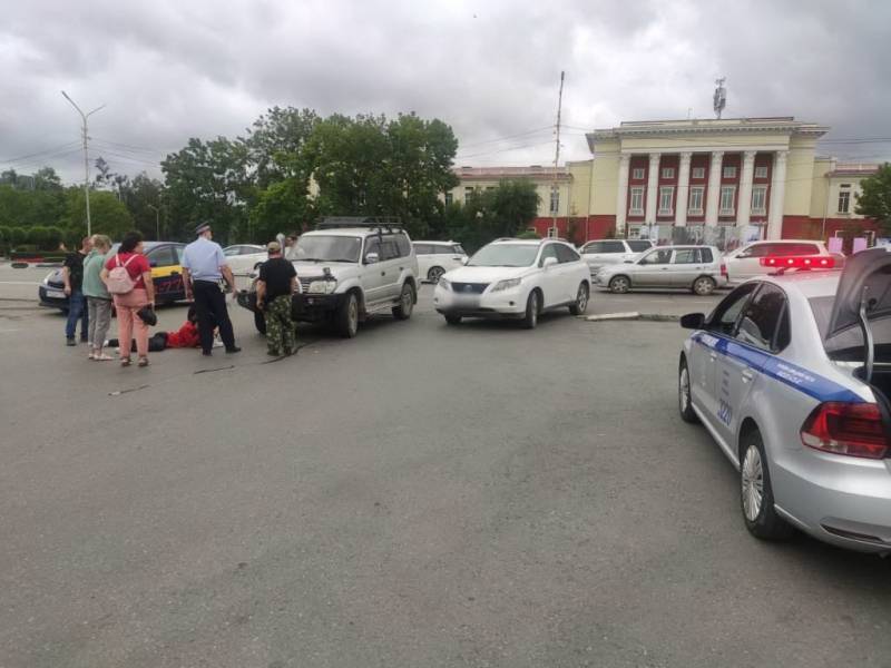 Мопедист пошел на таран Toyota Land Cruiser: в Приморье ищут виновника ДТП