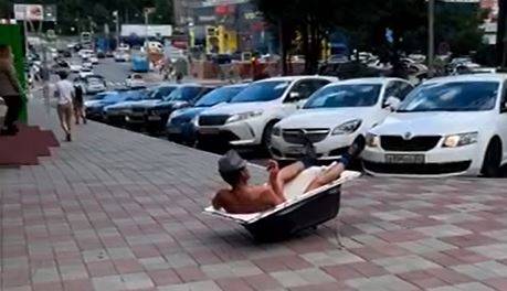 Голый мужчина принимает ванну в центре Владивостока Голый мужчина принимает ванну в центре Владивостока