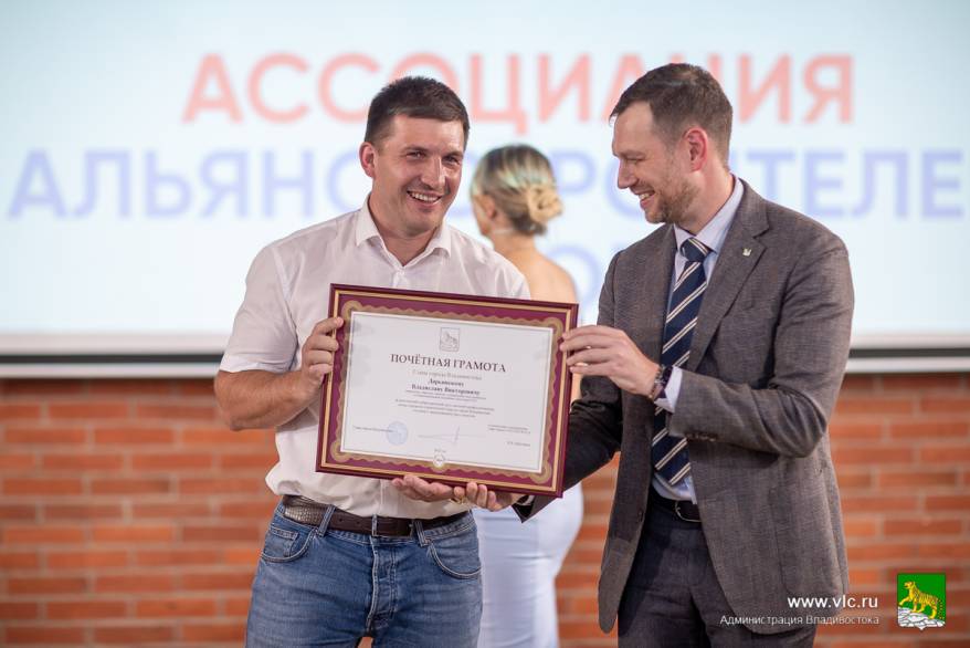 Строители Владивостока принимают поздравления в канун профессионального праздника Строители Владивостока принимают поздравления в канун профессионального праздника