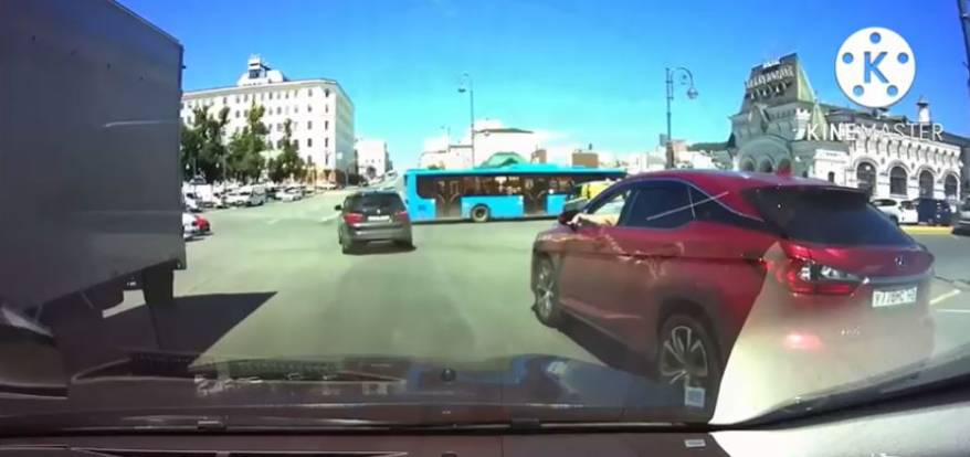 Выходка водителя "Лексуса" во Владивостоке разгневала пользователей Сети Выходка водителя "Лексуса" во Владивостоке разгневала пользователей Сети