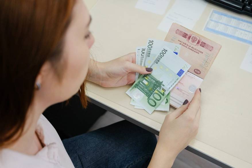 Таможенники ЕС начали отбирать евро у российских туристов Таможенники ЕС начали отбирать евро у российских туристов