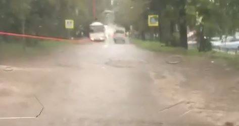 "Дорог уже не видно": видео о "проделках" тайфуна "Хиннамнор" в Приморье гуляют в Сети