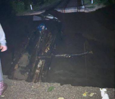 В Приморье мост провалился под груженым лесовозом во время тайфуна
