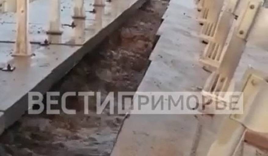 Мост развалился на части и уходит под воду