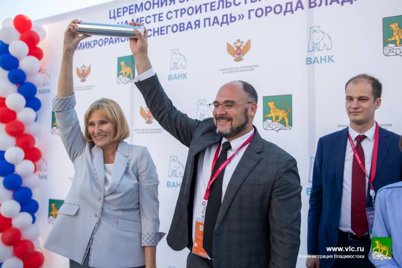 "Капсулу времени" заложили на месте строительства современной школы во Владивостоке