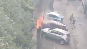 Автомобиль вспыхнул во дворе многоэтажного дома во Владивостоке