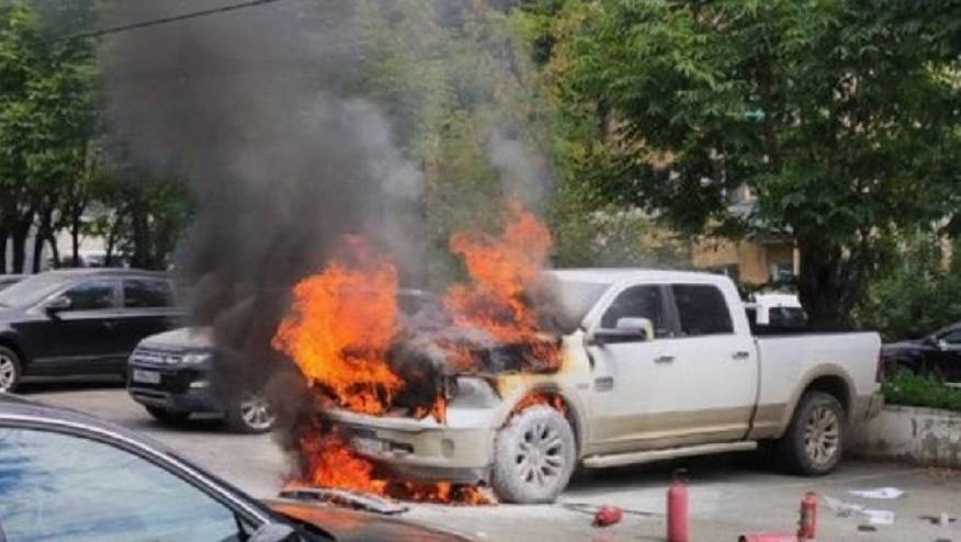 «Бесполезно, только «пожарка» справится»: Авто сгорел на парковке «Бесполезно, только «пожарка» справится»: Авто сгорел на парковке