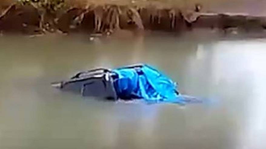 «Бах, дорога кончилась»: Люди в машине ушли под воду