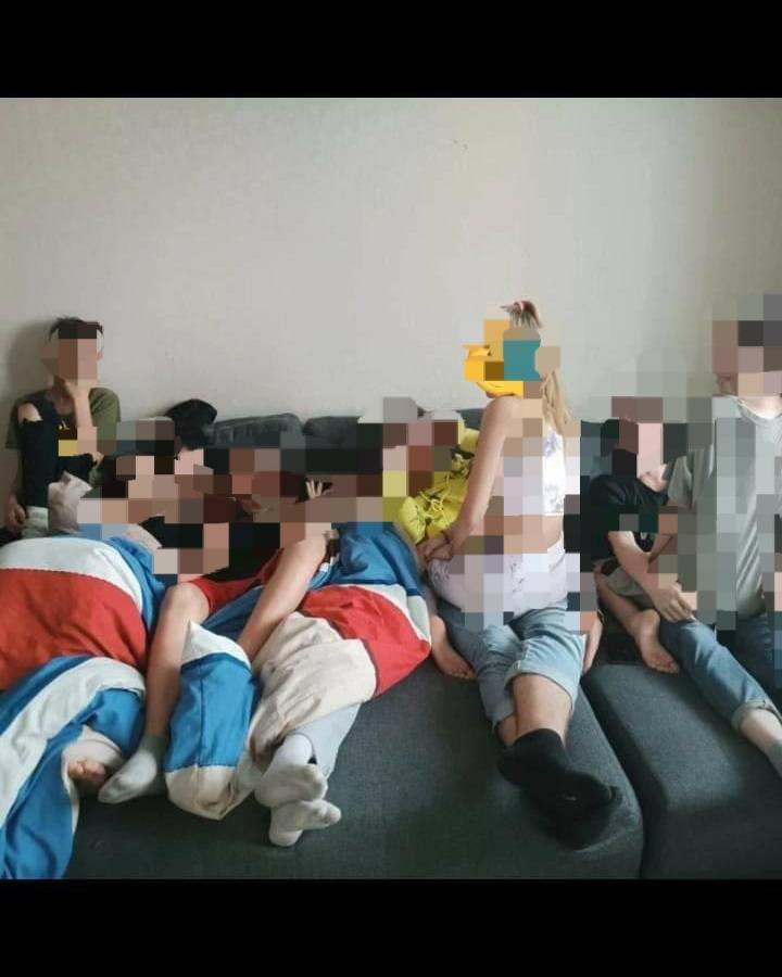 Приморца возмутило двусмысленное фото сына в компании друзей Приморца возмутило двусмысленное фото сына в компании друзей
