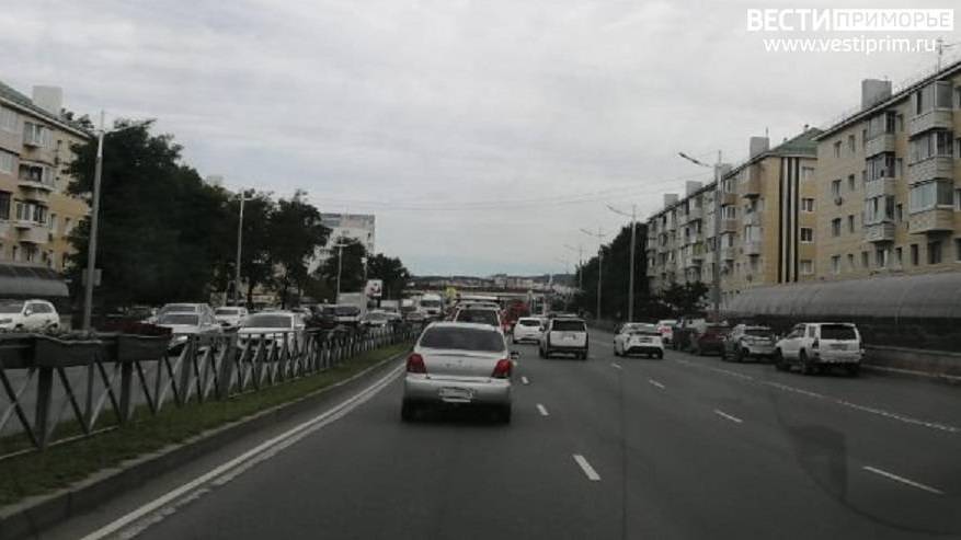 Мощный фонтан на дороге Владивостока обескуражил горожан