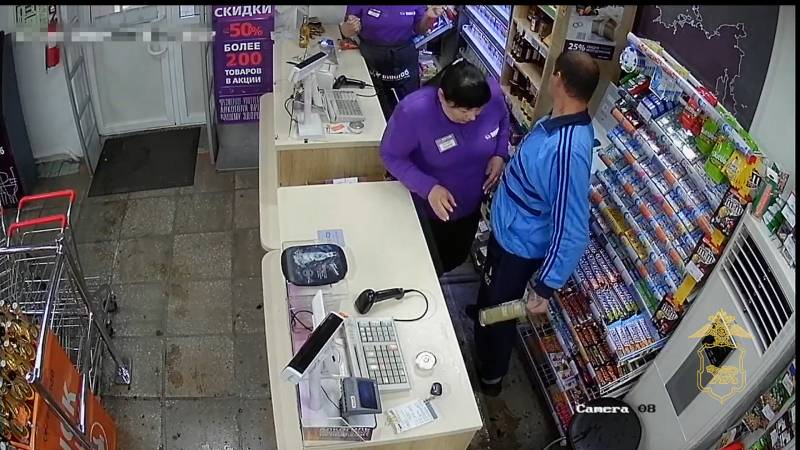 Мужчина с "розочкой" напал на продавцов алкомаркета в Приморье