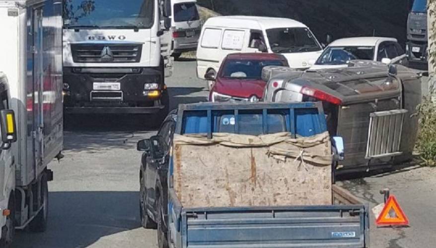 «Стоять до вечера»: ДТП во Владивостоке вызвало коллапс