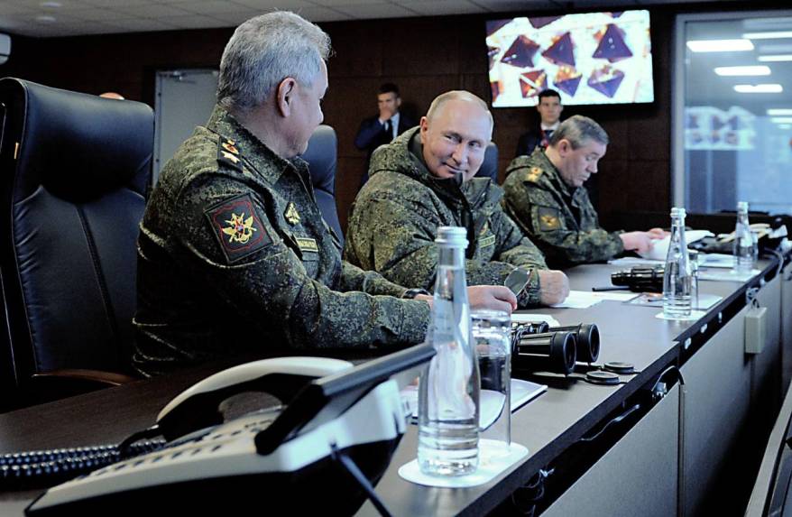 Путин в камуфляже наблюдал за ходом учений «Восток-2022» на полигоне Сергеевский