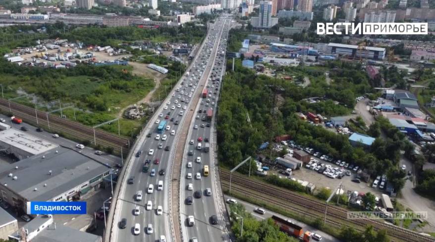 Рухнули из грузовика: что сейчас творится на оживленной трассе во Владивостоке