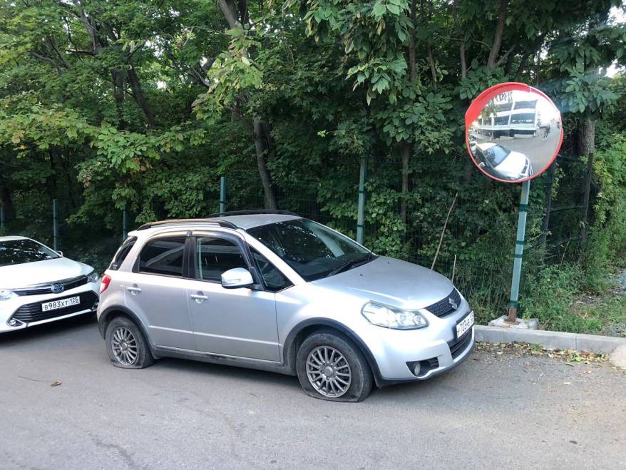 "Шинный мститель" устроил самосуд над автомобилем жительницы Владивостока