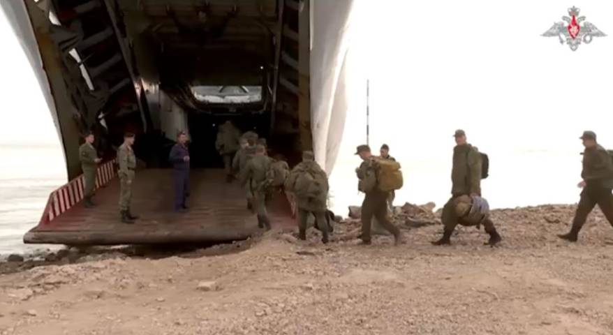 Мобилизованных приморцев вывезли на корабле на полигон ТОФ