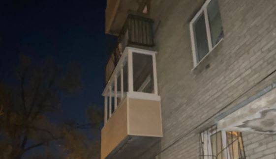 Балконная рама повисла над головами прохожих во Владивостоке