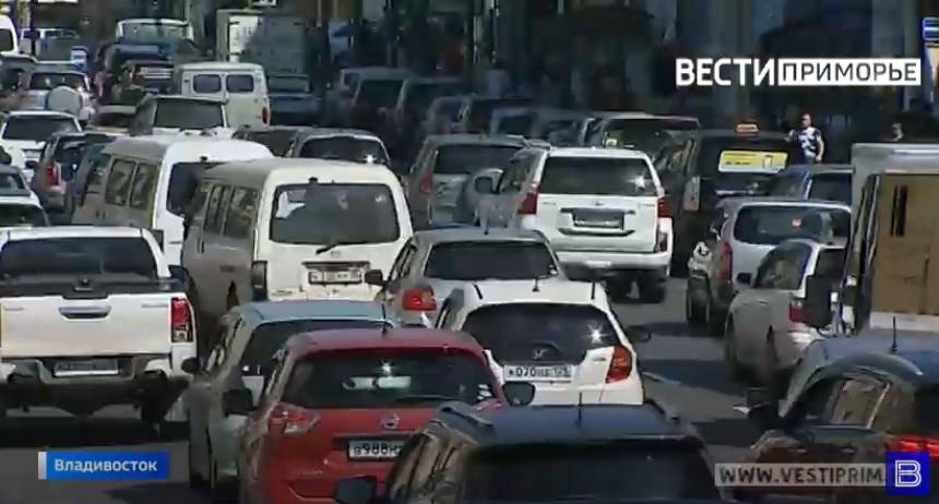 «Стоим в обе стороны»: Авария с автобусом произошла во Владивостоке «Стоим в обе стороны»: Авария с автобусом произошла во Владивостоке
