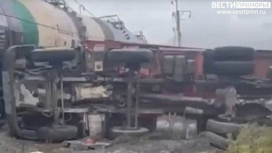 Грузовик столкнулся с поездом в Приморье (фото) Грузовик столкнулся с поездом в Приморье (фото)