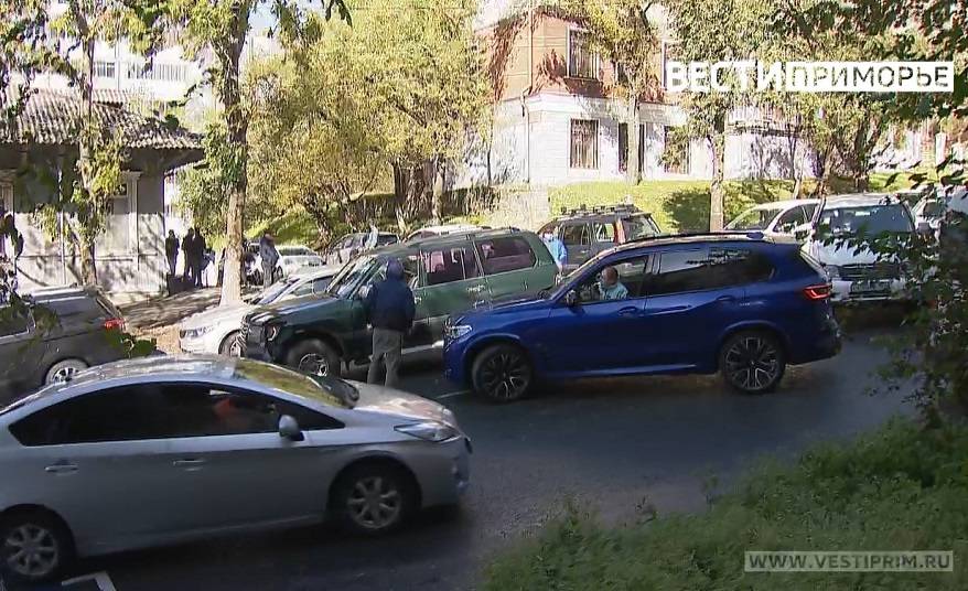 Прямо у военкомата: девушка на BMW "обрушила" свою страховую историю Прямо у военкомата: девушка на BMW "обрушила" свою страховую историю