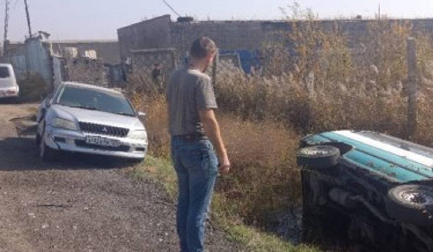 Автобус улетел в кювет после столкновения Автобус улетел в кювет после столкновения