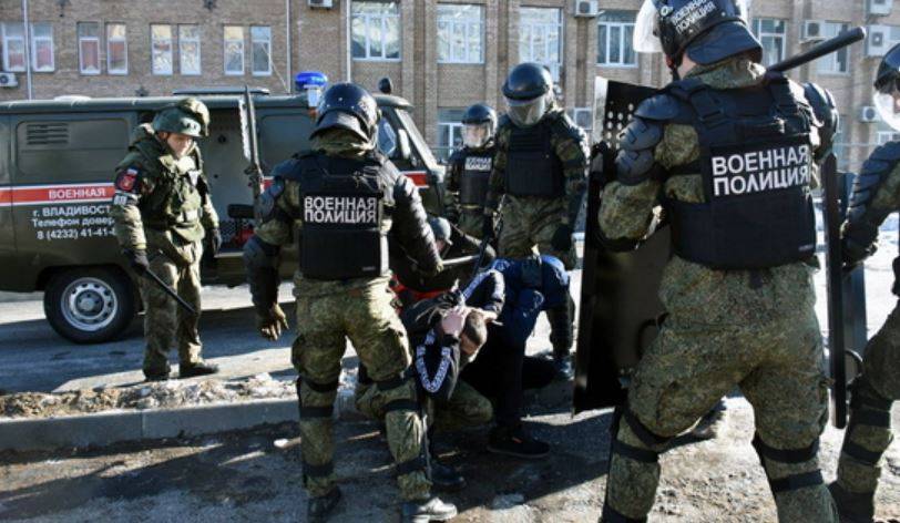 Более 200 силовиков и БТР отразили "атаку террористов" на воинские части ТОФ