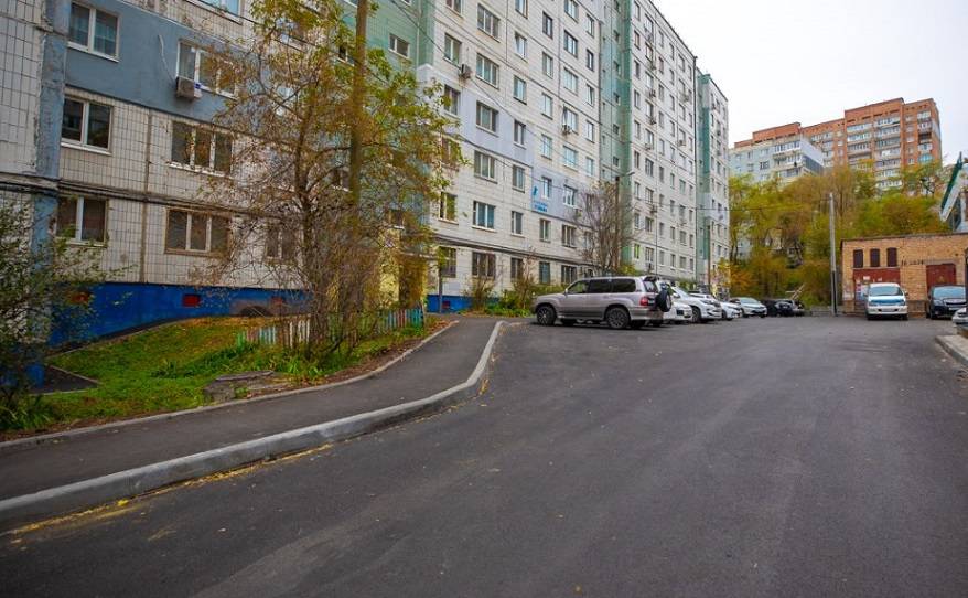 Депутат и сотрудники мэрии оценили ремонт двора на улице Горийской