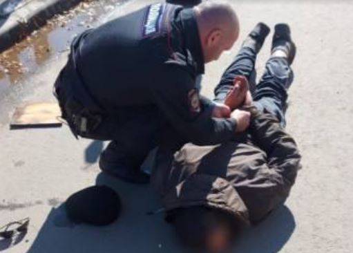 В Приморье неадекватный мужчина нападал на прохожих В Приморье неадекватный мужчина нападал на прохожих