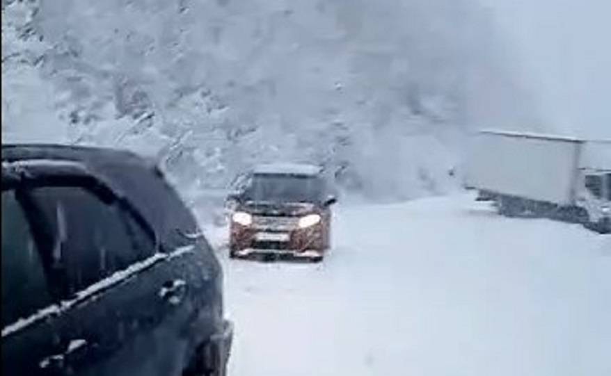 Завалило снегом: Приморцы ощутили капризы погоды (видео)