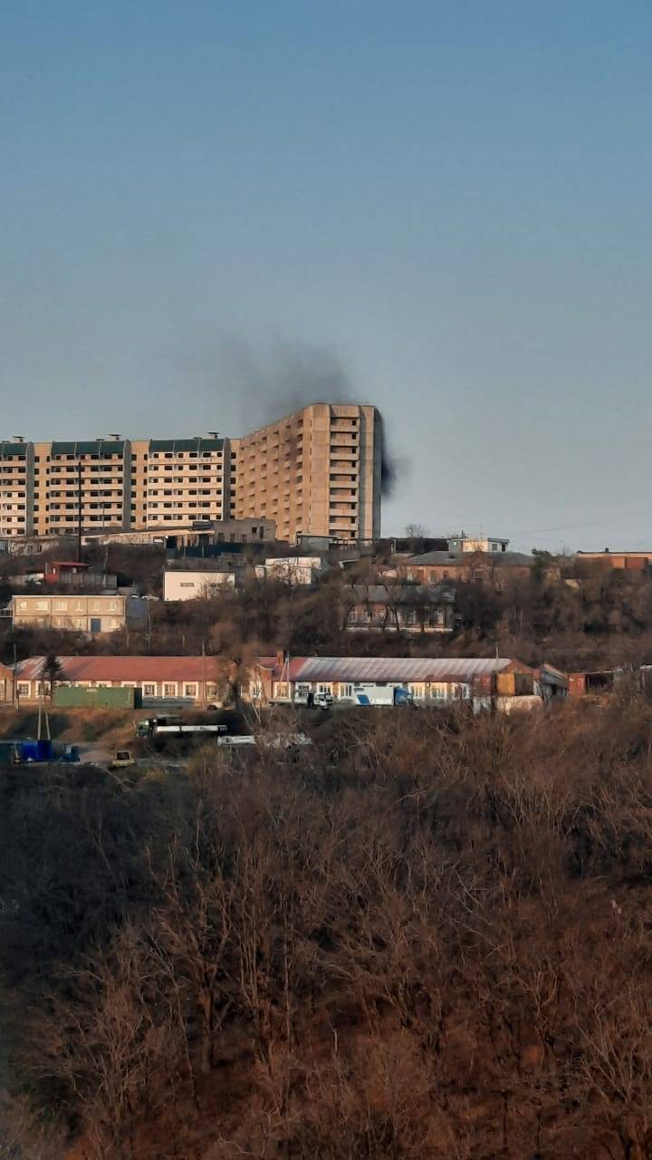 Во Владивостоке полыхает многоэтажка в районе Патрокла