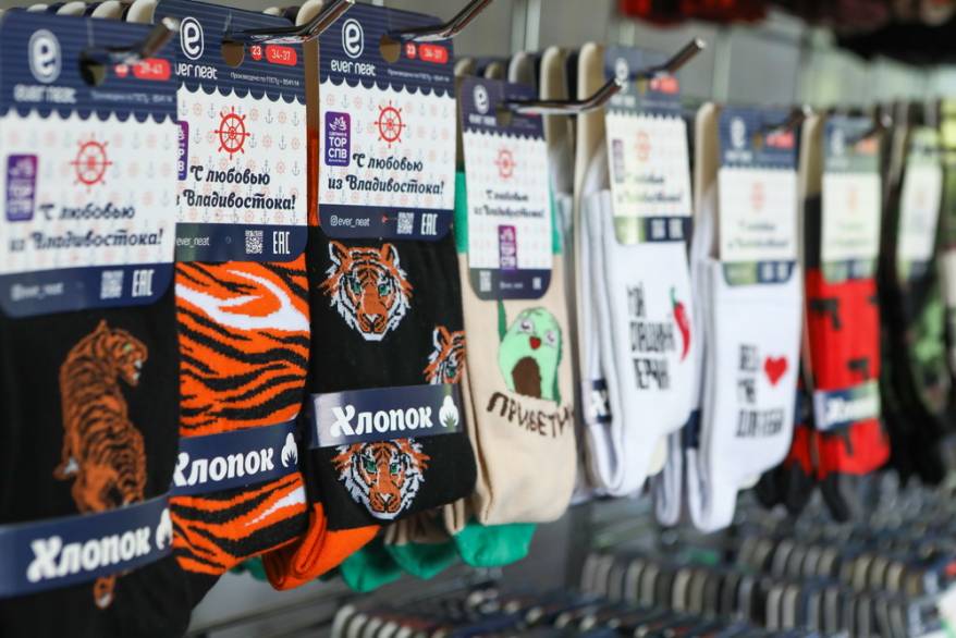 «Весь БАМ у моих ног»: как носки, сделанные во Владивостоке, стали популярными у туристов «Весь БАМ у моих ног»: как носки, сделанные во Владивостоке, стали популярными у туристов