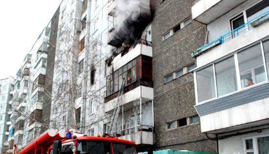 Квартира полыхает в многоэтажном доме во Владивостоке. Подробности