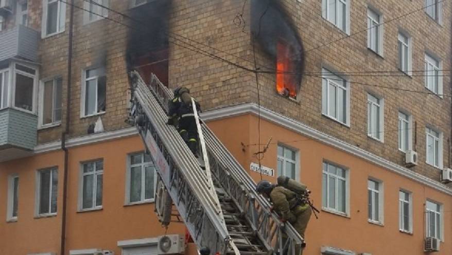 «Квартиры отрезаны дымом»: Пожар вспыхнул в многоэтажном доме