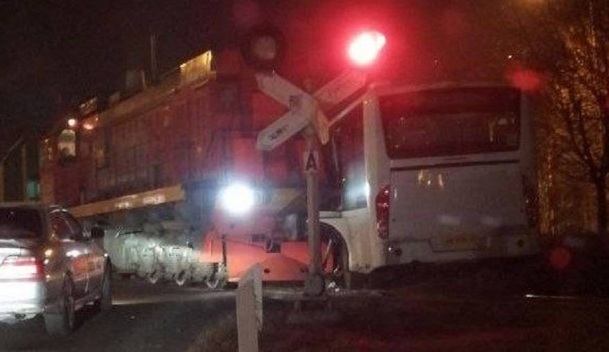 Столкновение поезда и автобуса во Владивостоке: Подробности происшествия Столкновение поезда и автобуса во Владивостоке: Подробности происшествия