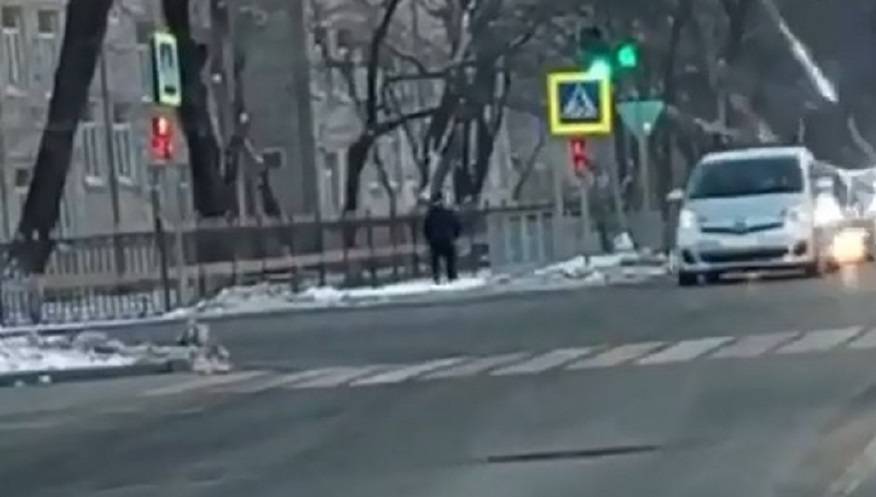 Танцы «регулировщика» привели к коллапсу на дороге (видео)