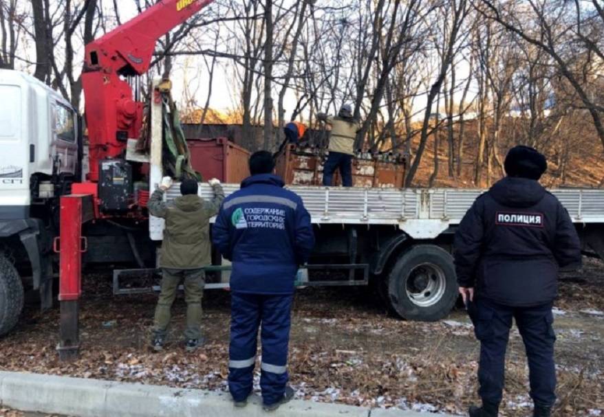 Незаконные гаражи вывозят с улиц Карбышева и Героев Варяга Незаконные гаражи вывозят с улиц Карбышева и Героев Варяга