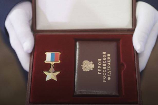 Матери погибшего Мингияна Лиджиева передали Звезду Героя России
