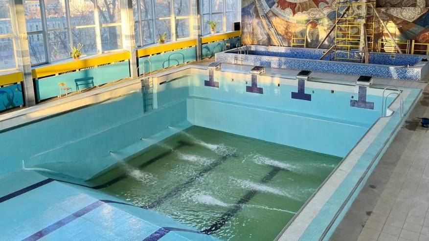 Бассейн во Дворце спорта «Юность» заполняют водой