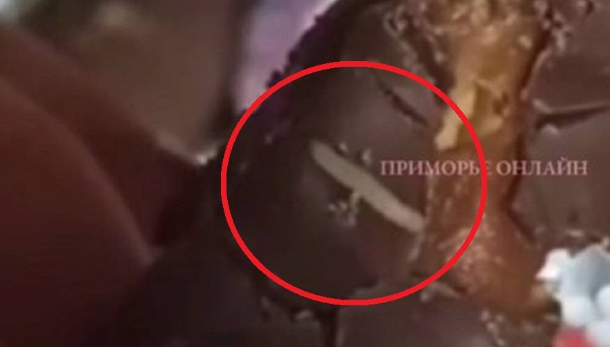 «Ползает, фу, гадость»: Женщина рассказала о покупке конфет