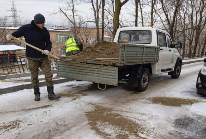 Сложные участки на внутриквартальных проездах Владивостока вручную обрабатывают реагентами Сложные участки на внутриквартальных проездах Владивостока вручную обрабатывают реагентами