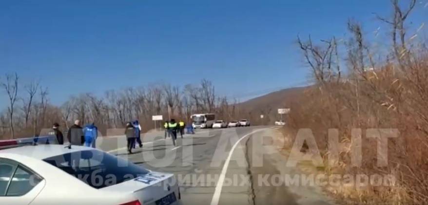 Полиция задержала мужчину, который с ножом нападал на проезжающие машины во Владивостоке