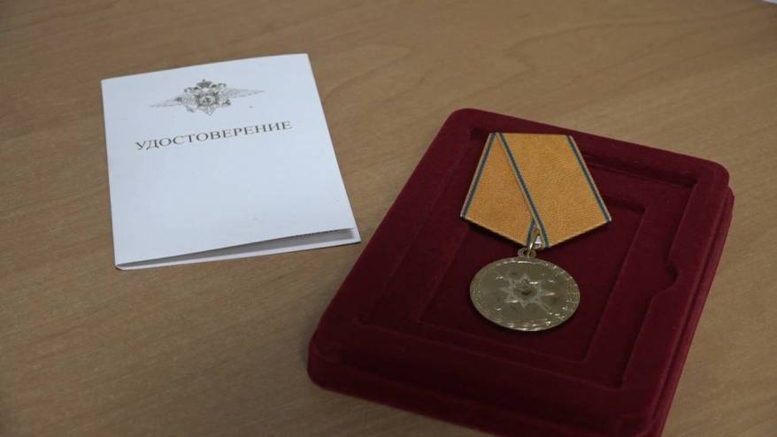 В Приморье наградили полицейского, спасшего трехлетнего ребенка В Приморье наградили полицейского, спасшего трехлетнего ребенка