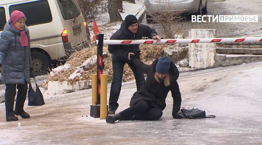 Жертвы гололеда: во Владивостоке три человека получили серьезные травмы