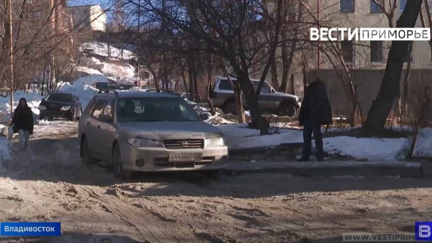 Утренние пробки и буксующие фуры: о ситуации на дорогах Владивостока после снегопада