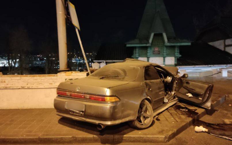 Скорая увезла четверых: Toyota Mark II врезался в опорную стену во Владивостоке Скорая увезла четверых: Toyota Mark II врезался в опорную стену во Владивостоке