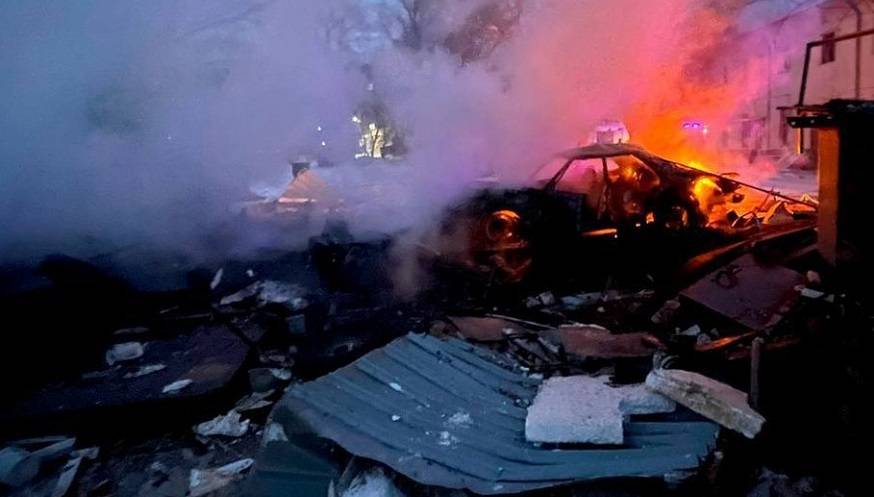 «Взрыв и пожар»: Окна в жилом доме выбило ударной волной (фото)