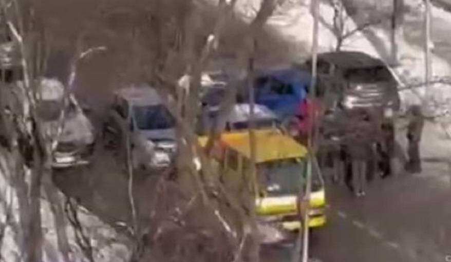 «Куча машин и народ»: Массовая авария заблокировала проезд